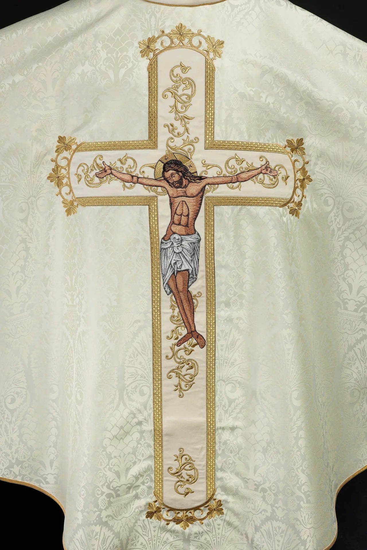 Casulla con la imagen de Jesucristo en la cruz en ecru