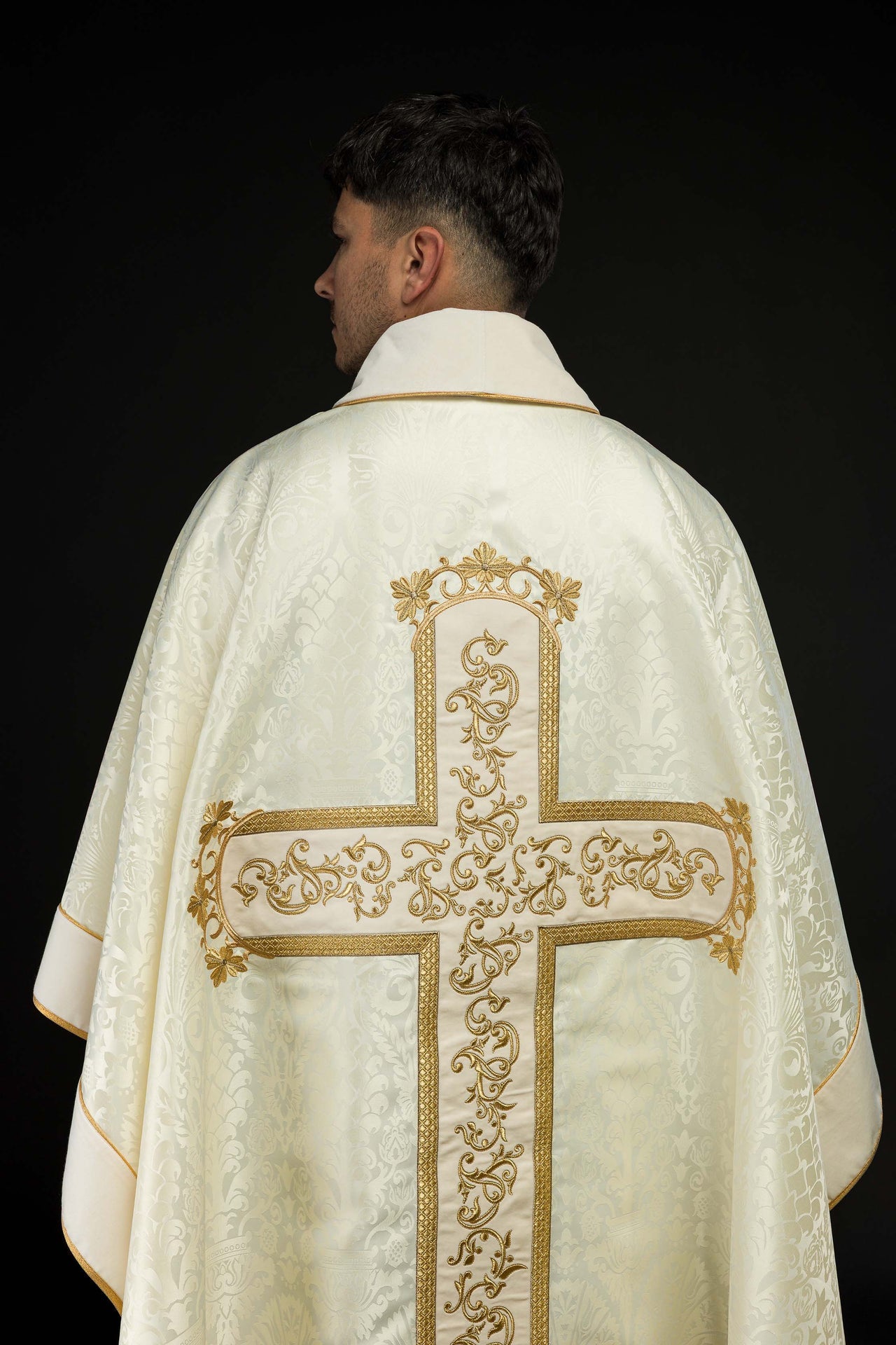 Ornat z wizerunkiem Jezusa Chrystusa na krzyżu w kolorze ecru - ORNATY.PL