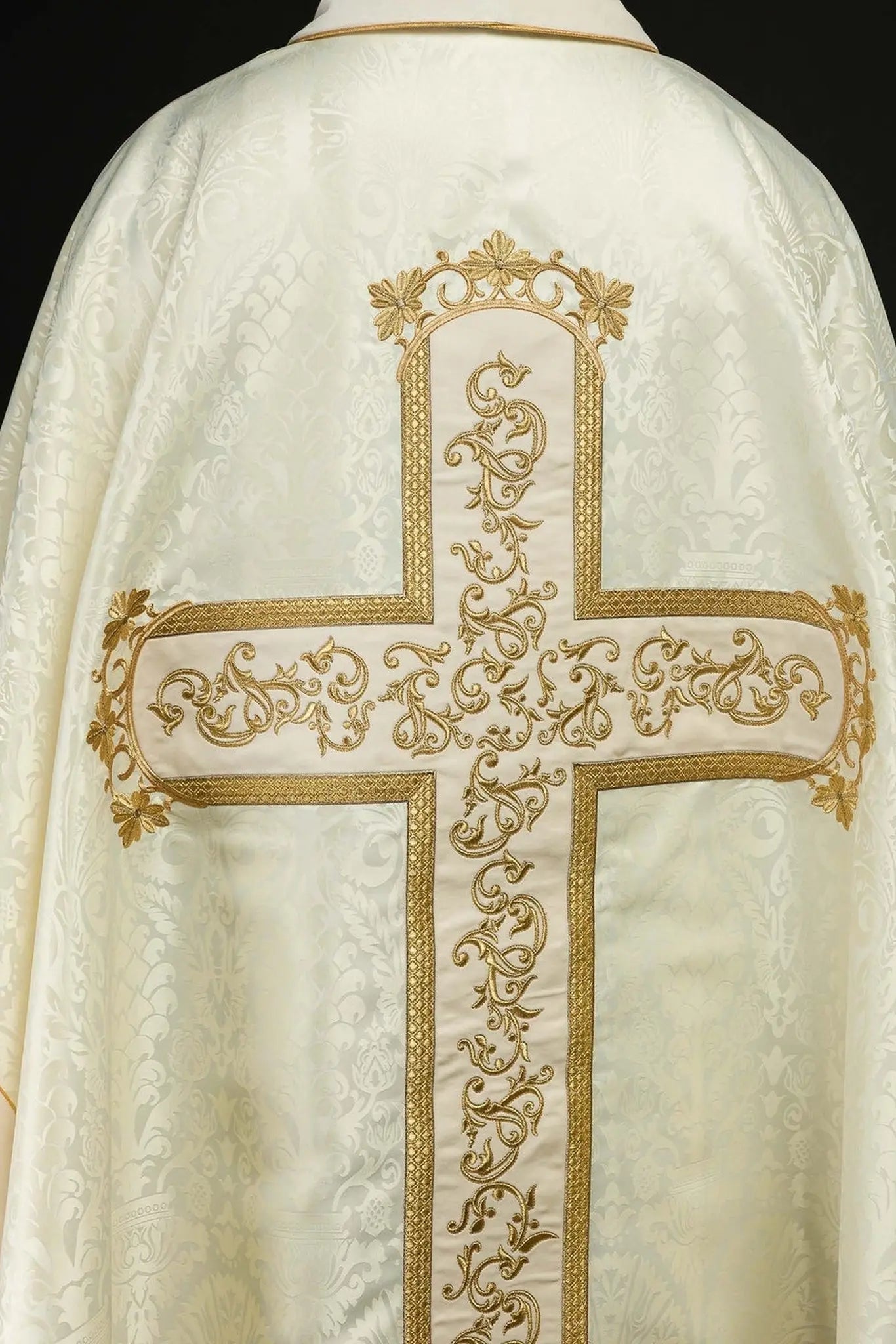 Casulla con la imagen de Jesucristo en la cruz en ecru