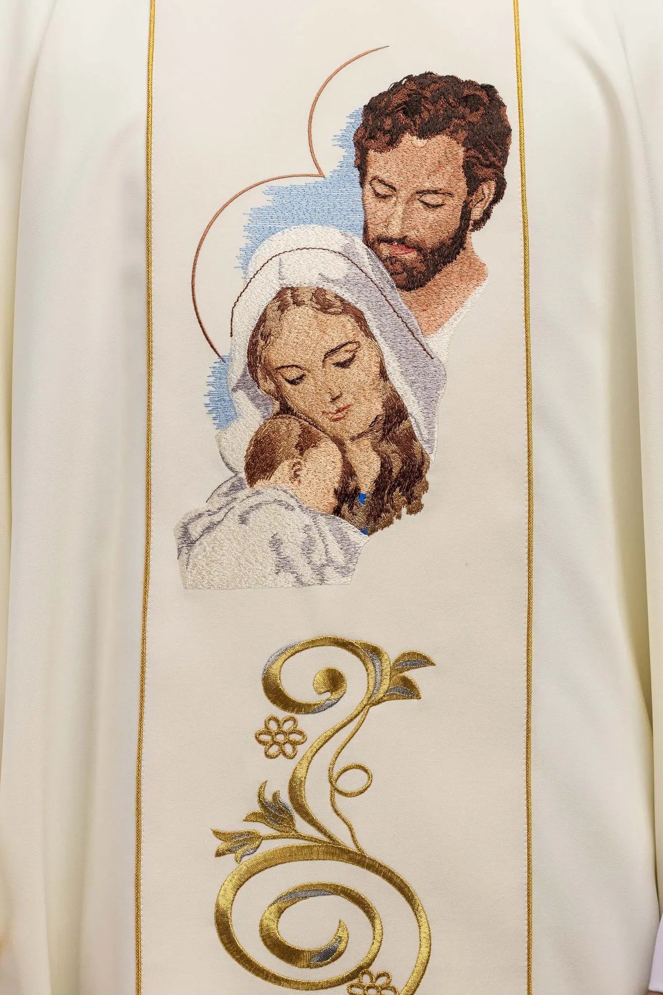 Casulla de Navidad con la imagen de la Sagrada Familia