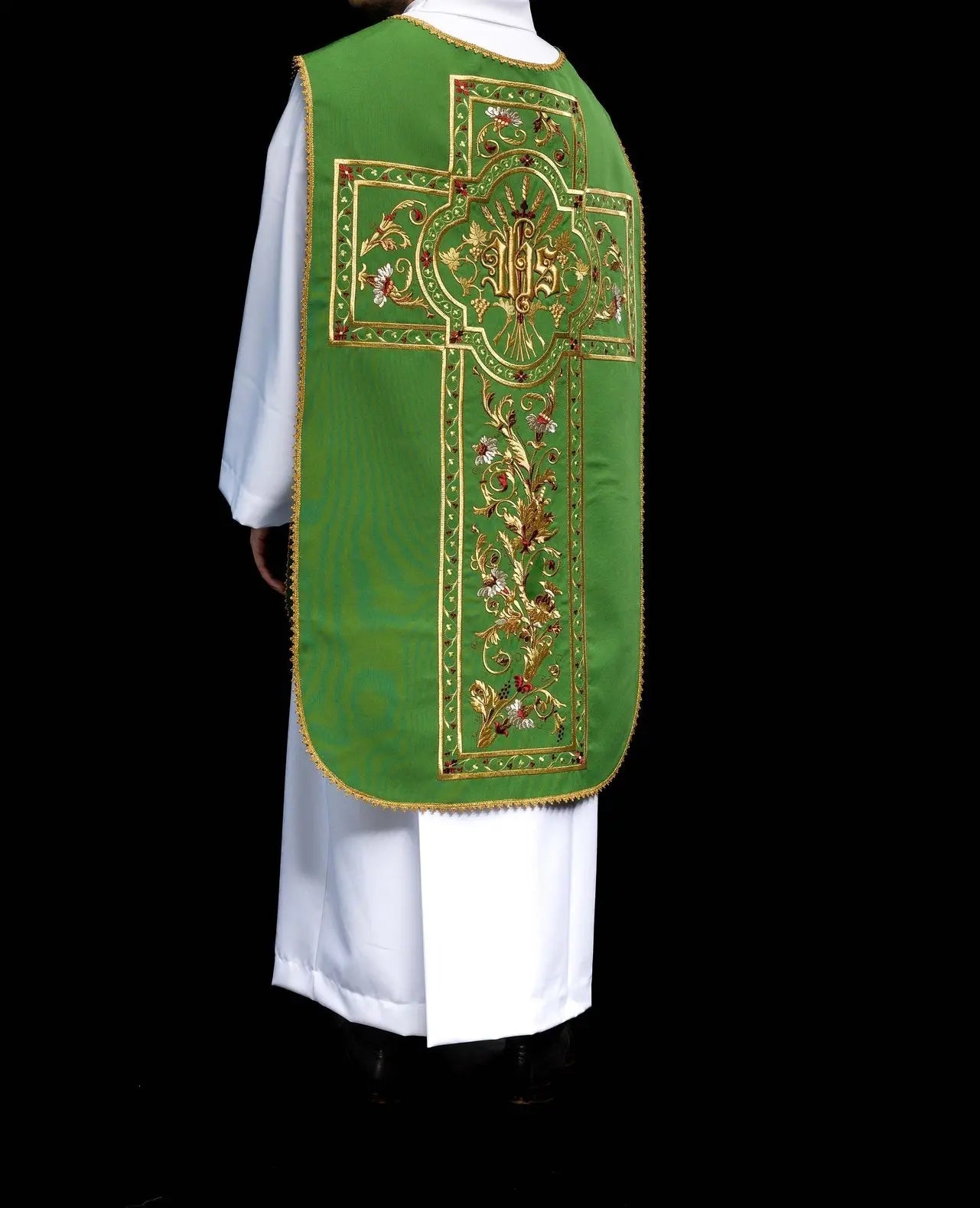 Casulla romana verde bordada con motivo IHS