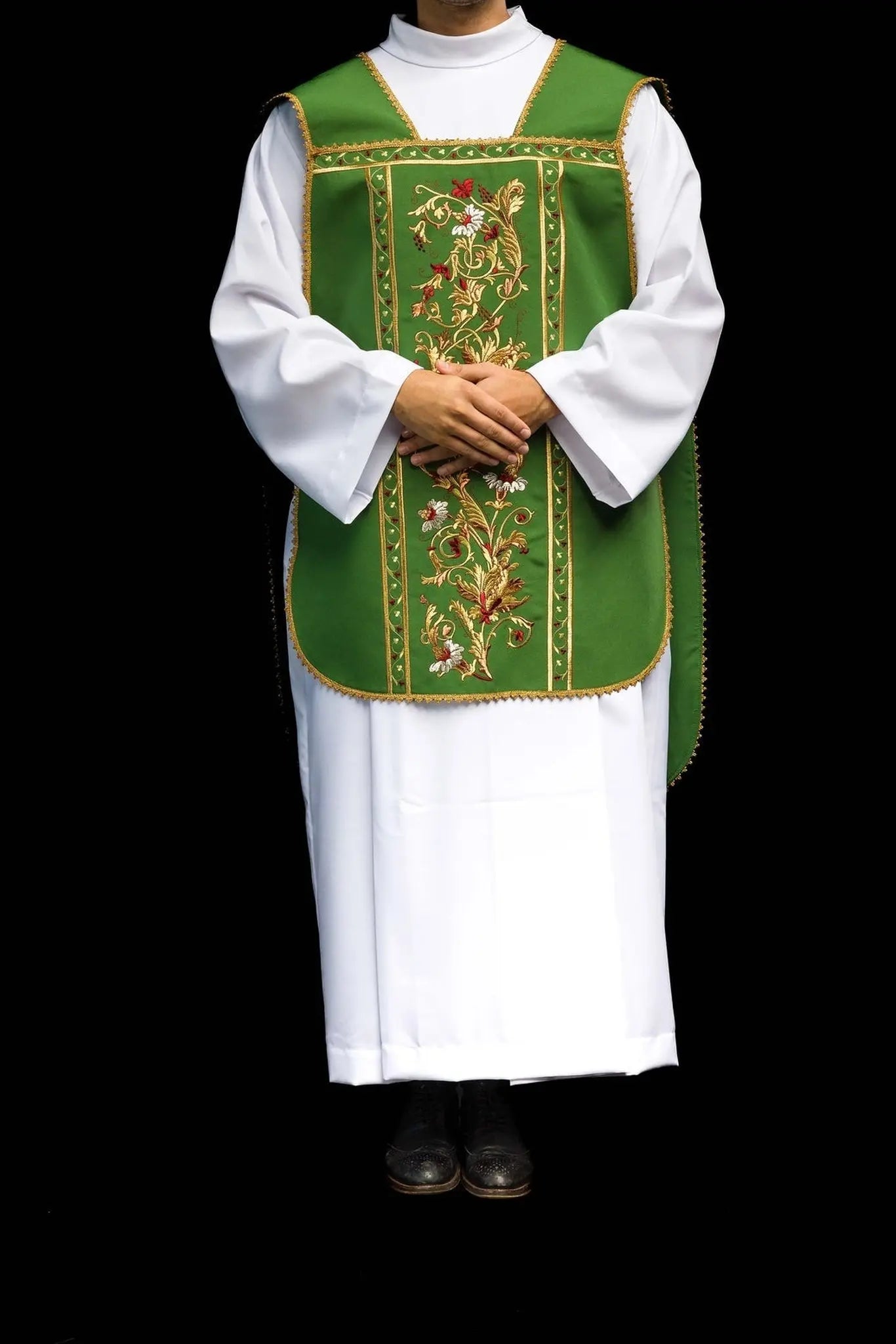 Casulla romana verde bordada con motivo IHS