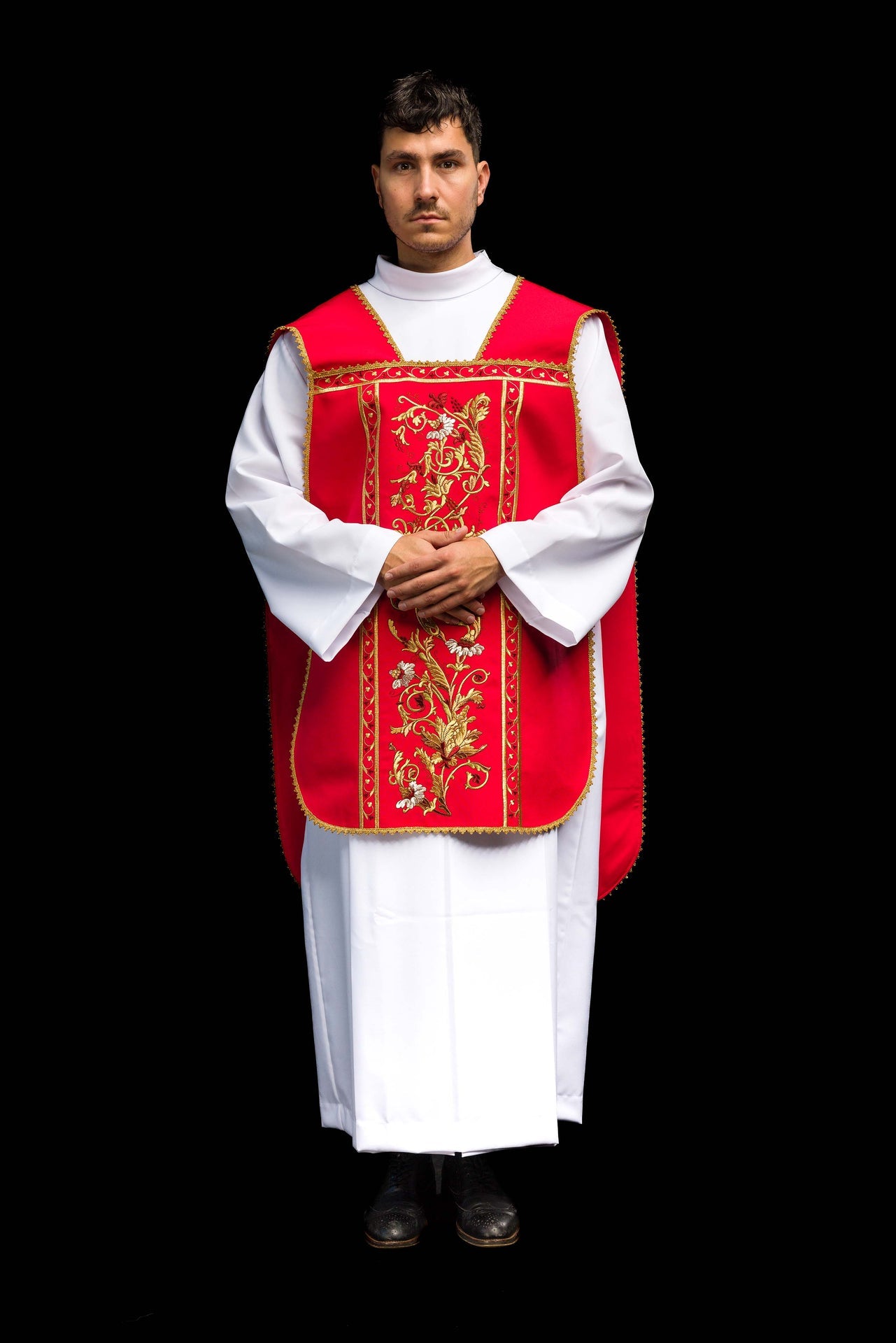 Czerwony ornat rzymski haftowany z motywem IHS - ORNATY.PL