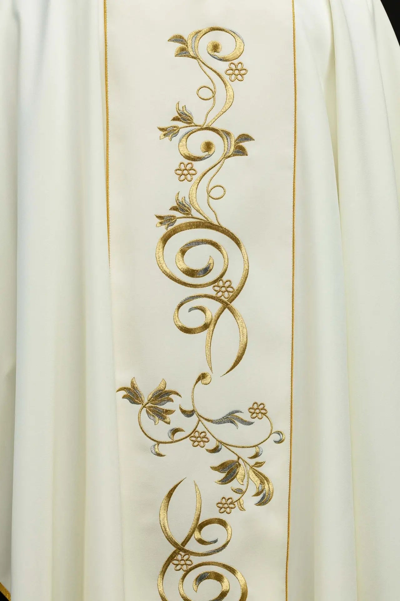 Casulla ecru con la imagen de Jesús el Buen Pastor