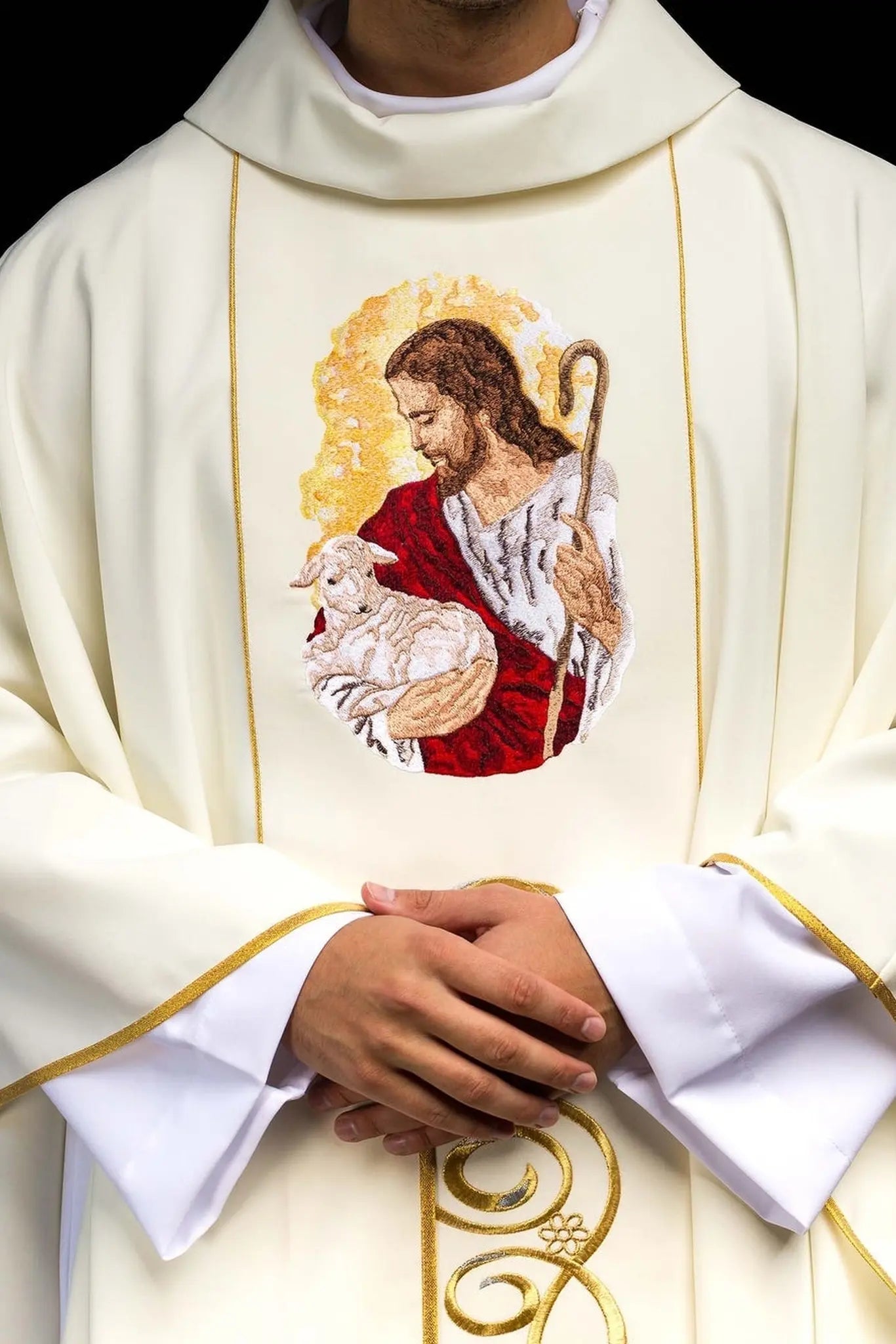 Casulla ecru con la imagen de Jesús el Buen Pastor