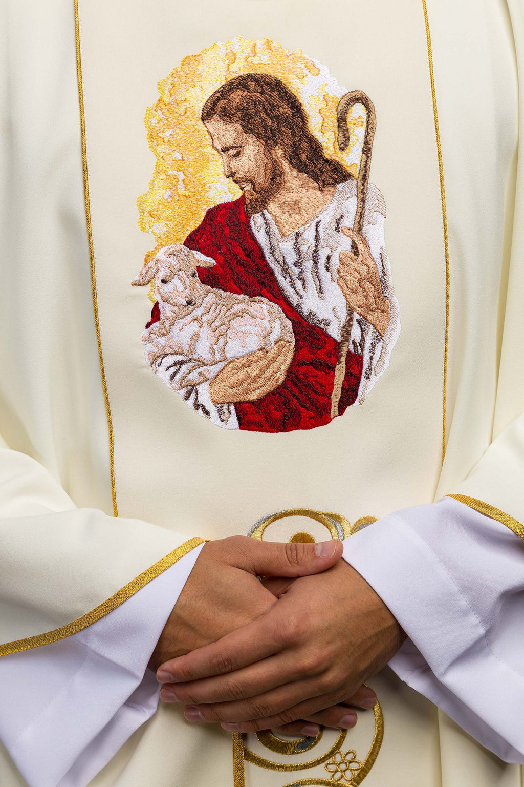 Casulla ecru con la imagen de Jesús el Buen Pastor