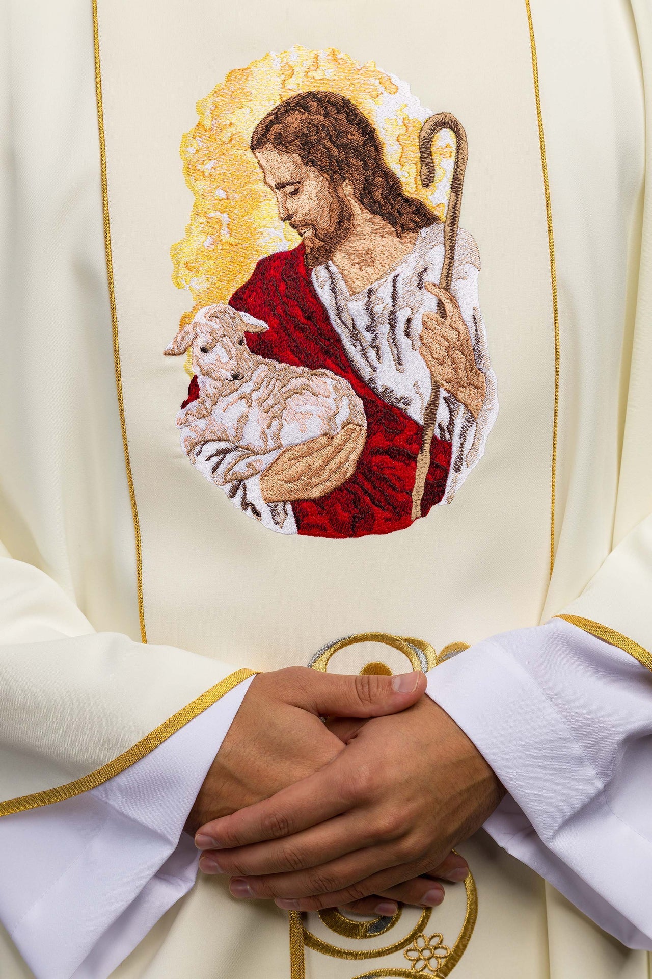 Casulla ecru con la imagen de Jesús el Buen Pastor