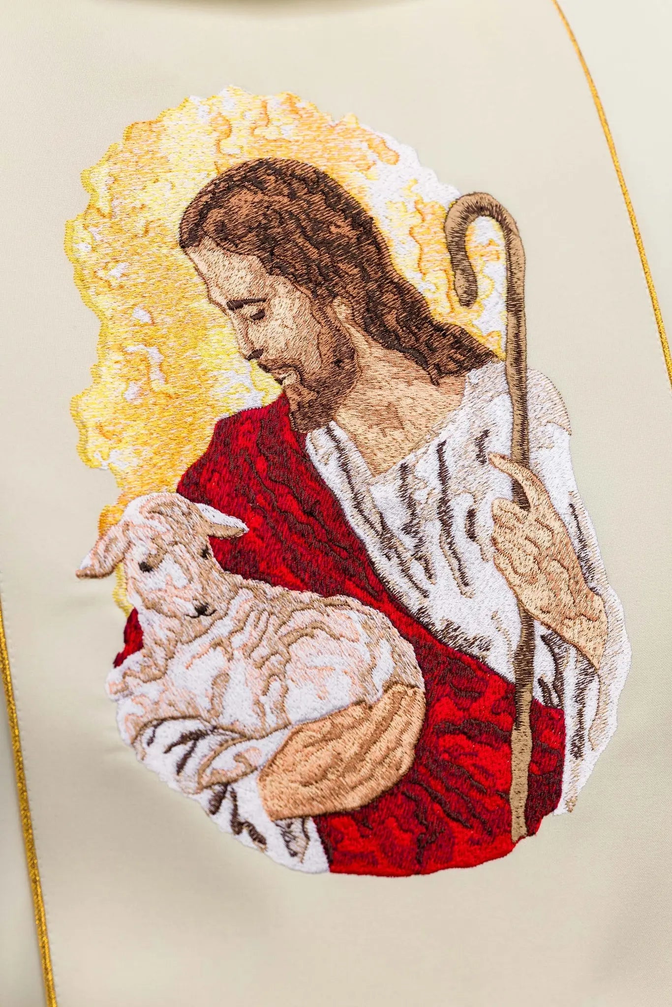 Casulla ecru con la imagen de Jesús el Buen Pastor