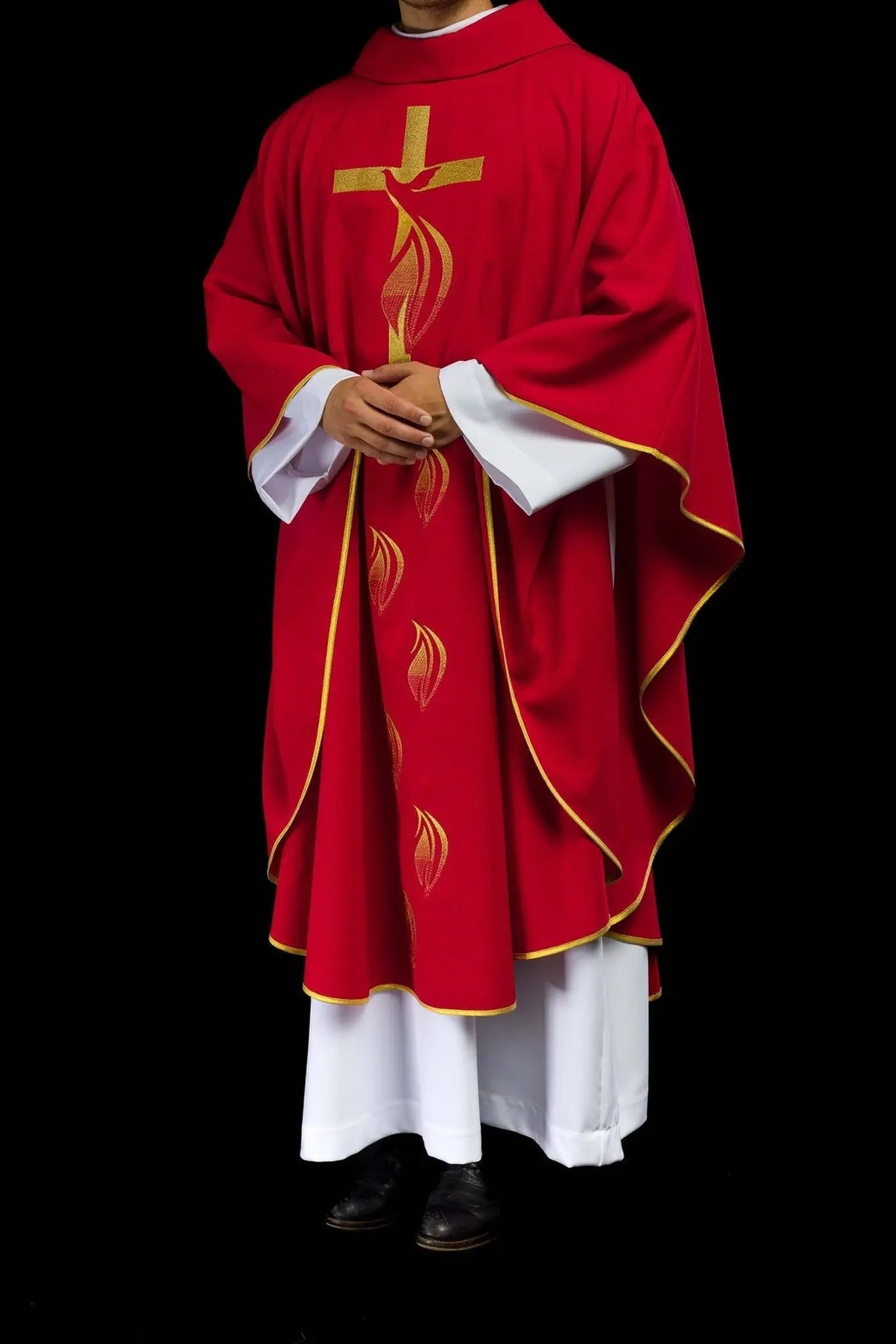 Casulla roja con bordado del Espíritu Santo