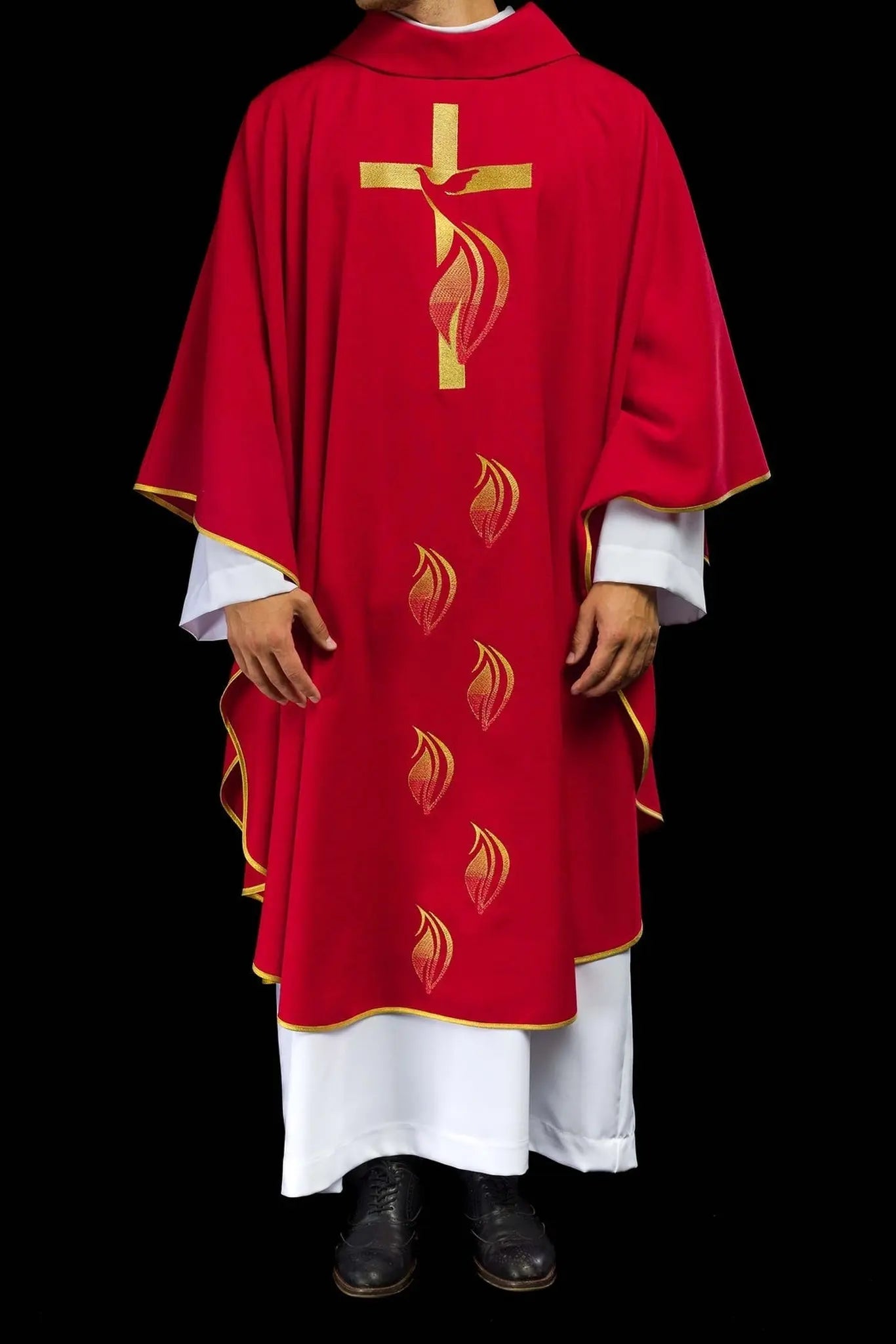 Casulla roja con bordado del Espíritu Santo