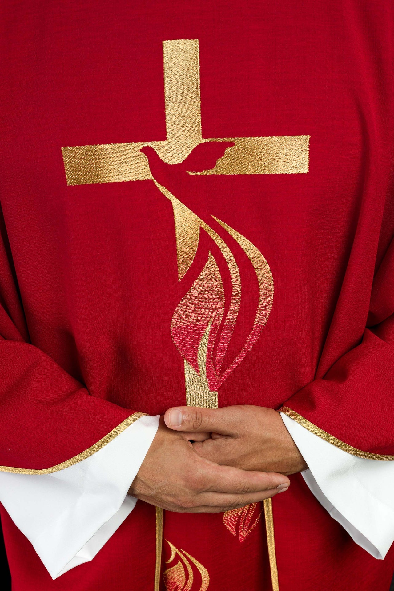 Czerwony ornat z haftem Ducha Świętego - ORNATY.PL