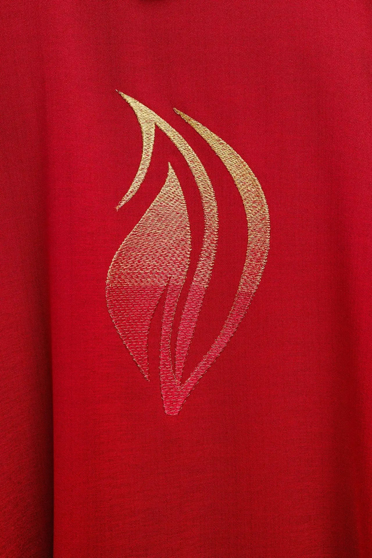 Casulla roja con bordado del Espíritu Santo