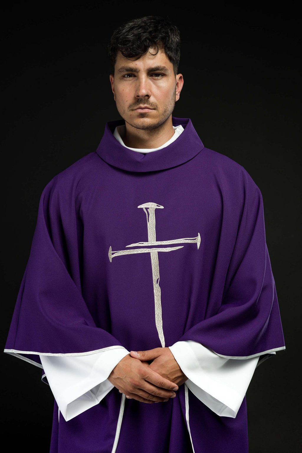 Fioletowy ornat z srebrnym haftowanym Krzyżem na Wielki Post - ORNATY.PL