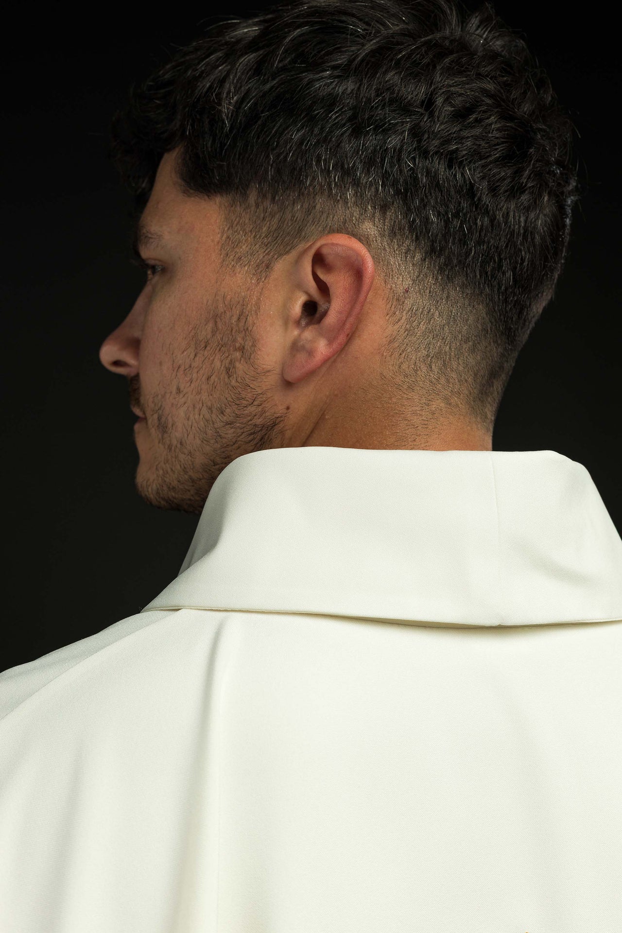 Ornat z motywem maryjnym otoczonym złotym haftem - ORNATY.PL