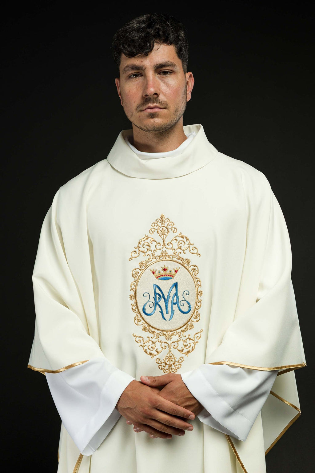 Ornat z motywem maryjnym otoczonym złotym haftem - ORNATY.PL