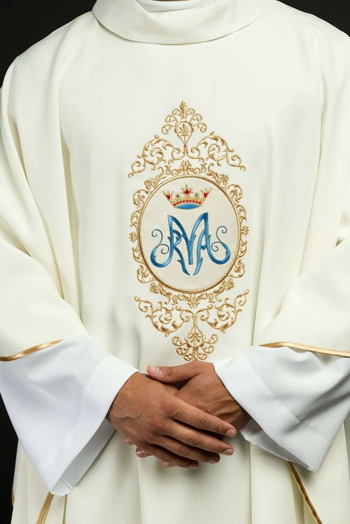 Casulla con motivo mariano rodeado de bordado dorado