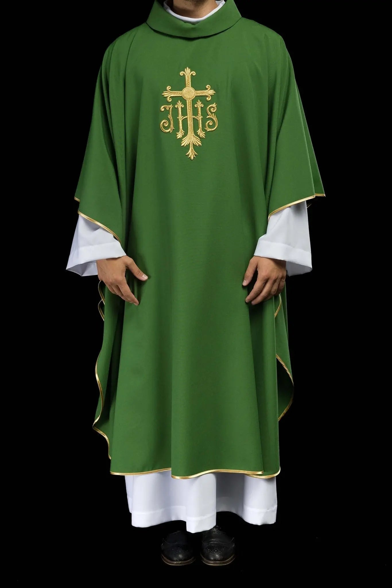 Casulla verde JHS con bordado en relieve