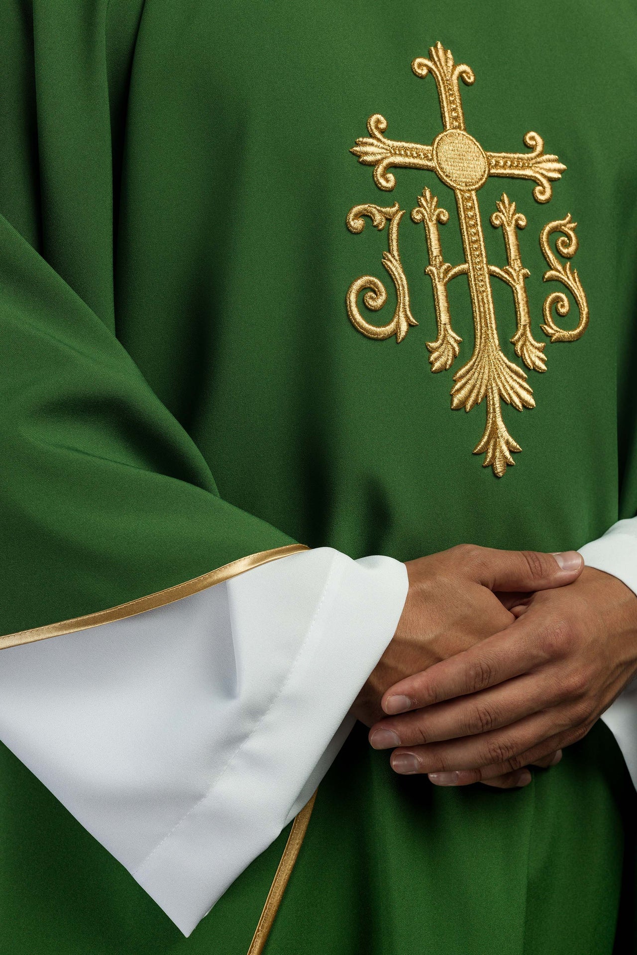 Ornat zielony z wypukłym haftem JHS - ORNATY.PL