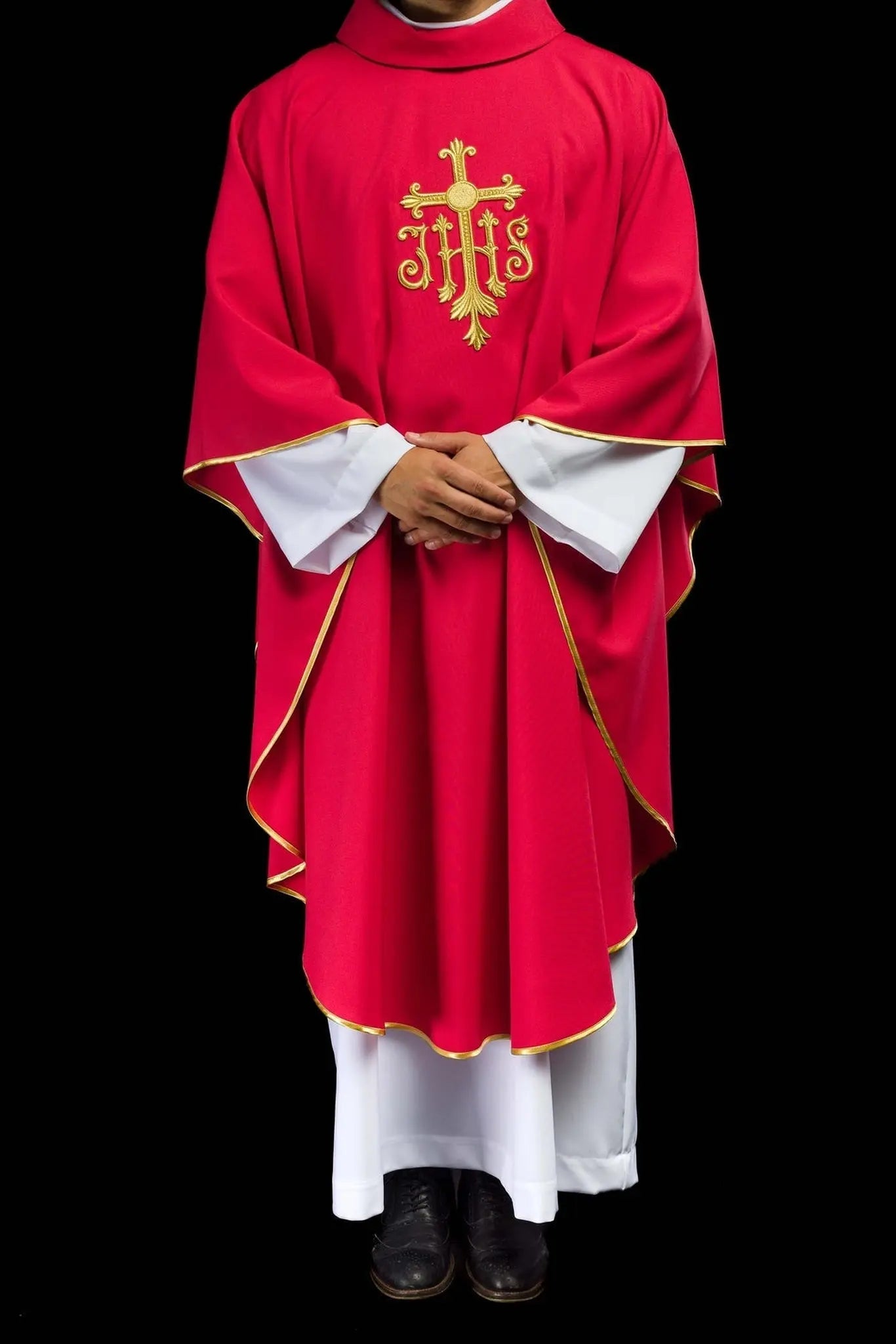 Casulla roja bordada con símbolo JHS
