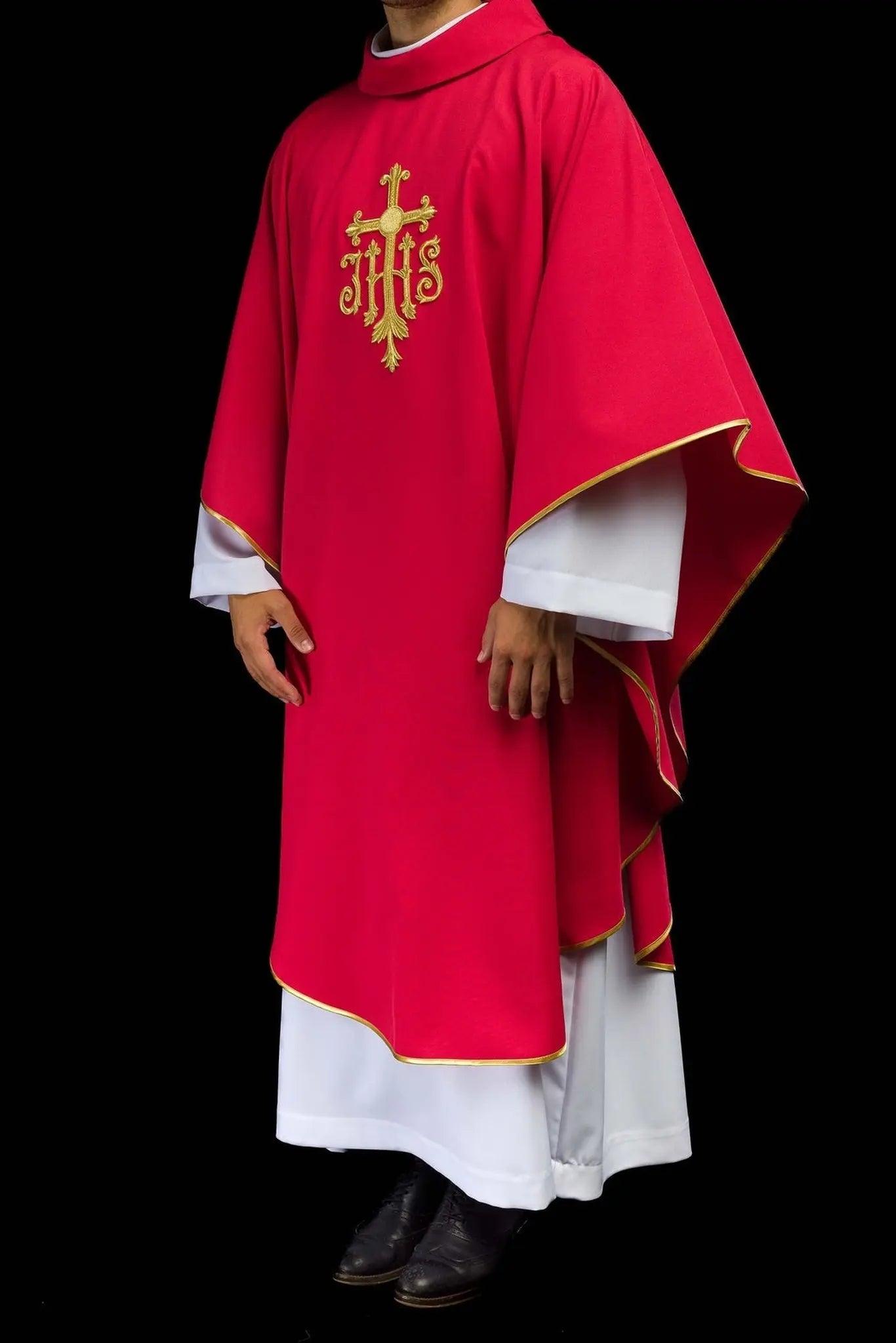 Casulla roja bordada con símbolo JHS