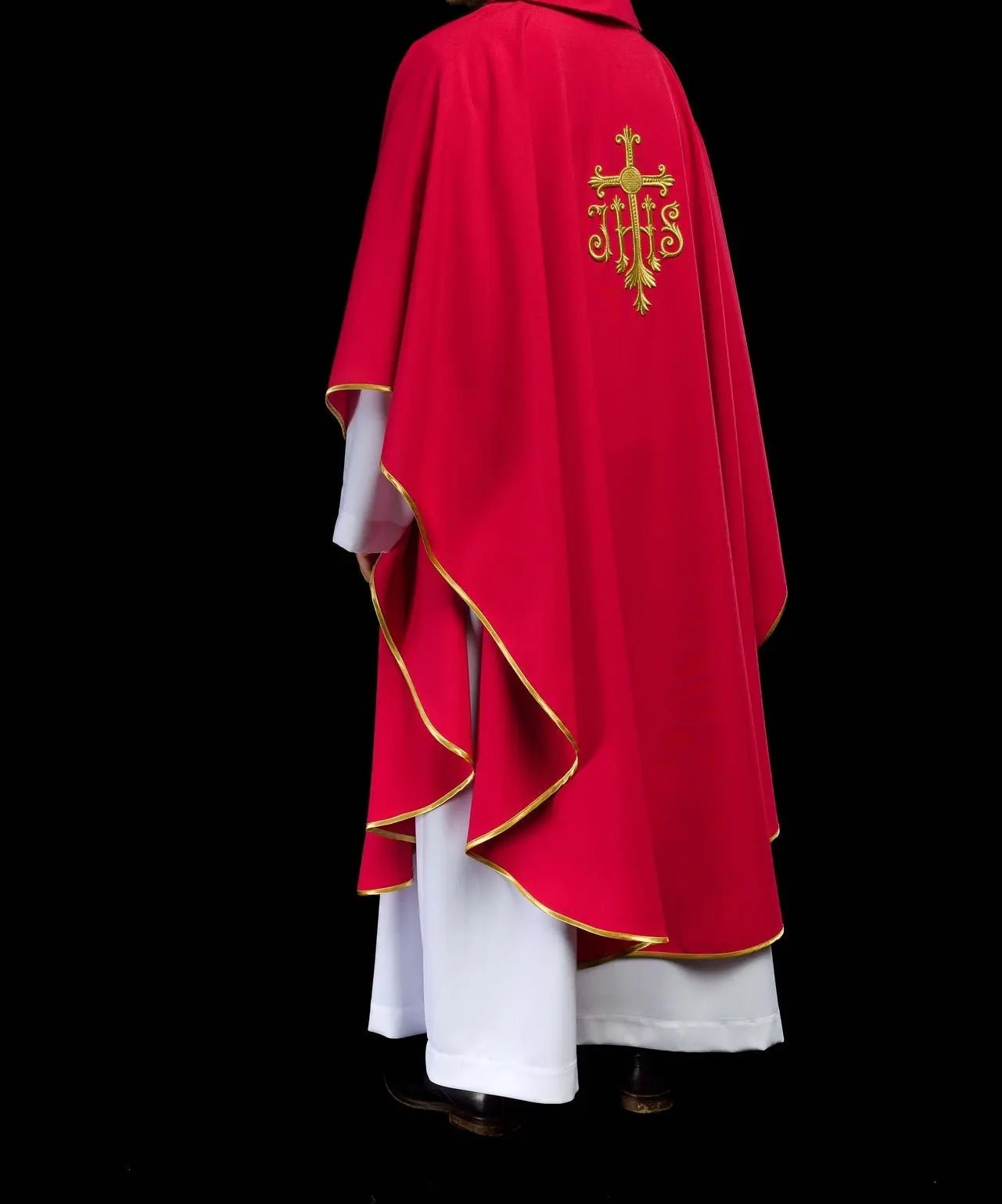 Casulla roja bordada con símbolo JHS