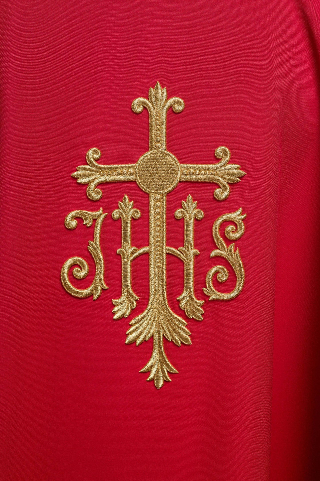 Haftowany czerwony ornat z symbolem ihs - ORNATY.PL