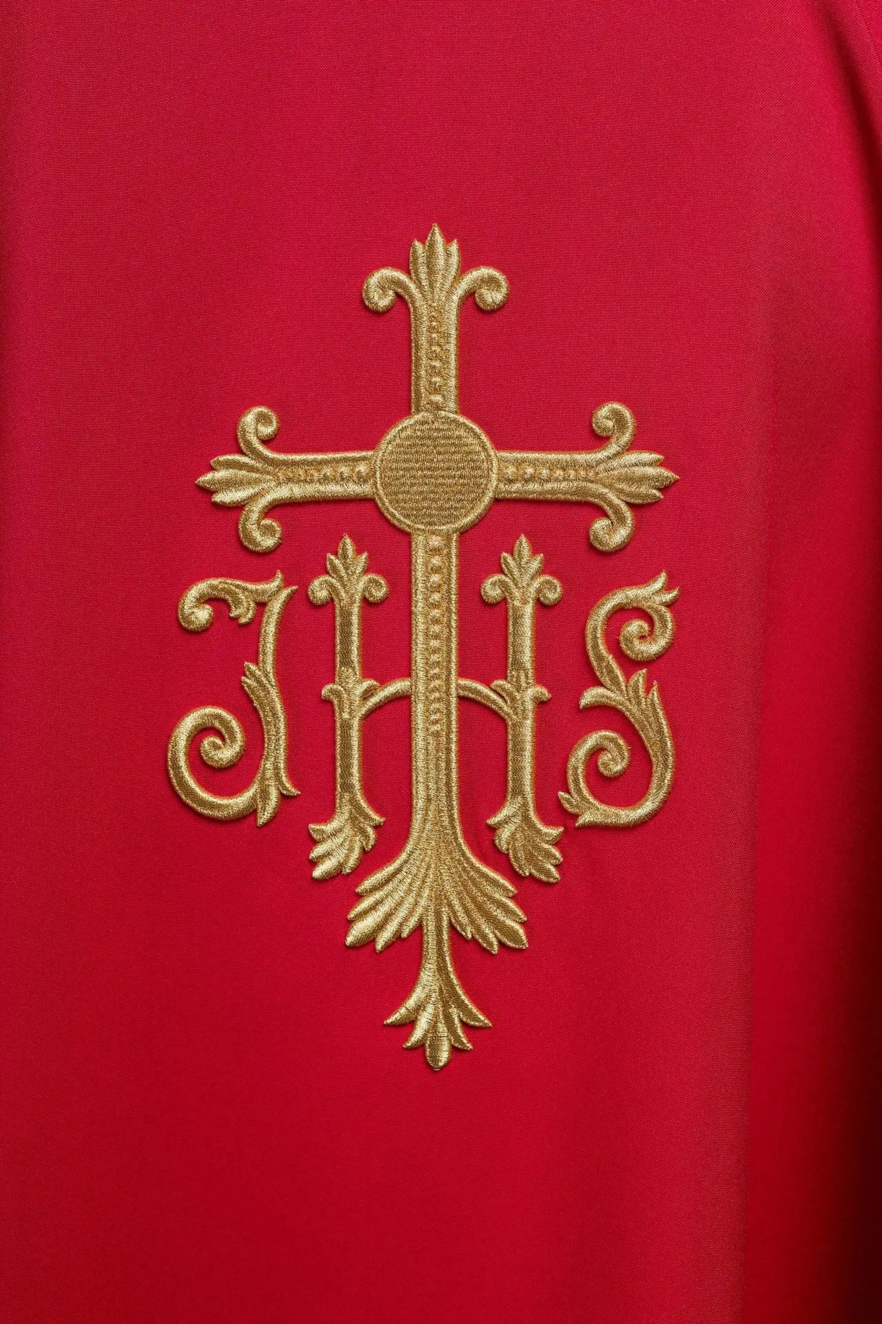 Casulla roja bordada con símbolo JHS