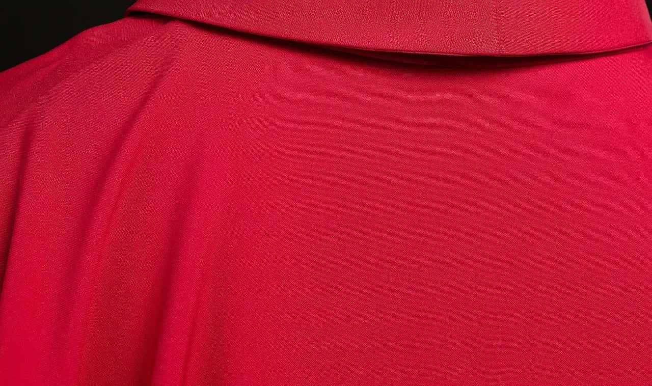 Casulla roja bordada con símbolo JHS