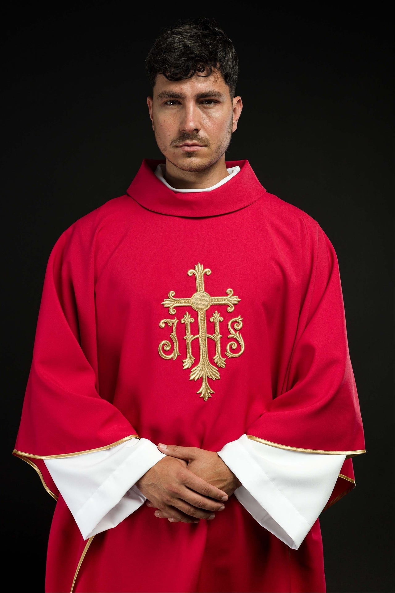 Haftowany czerwony ornat z symbolem ihs - ORNATY.PL