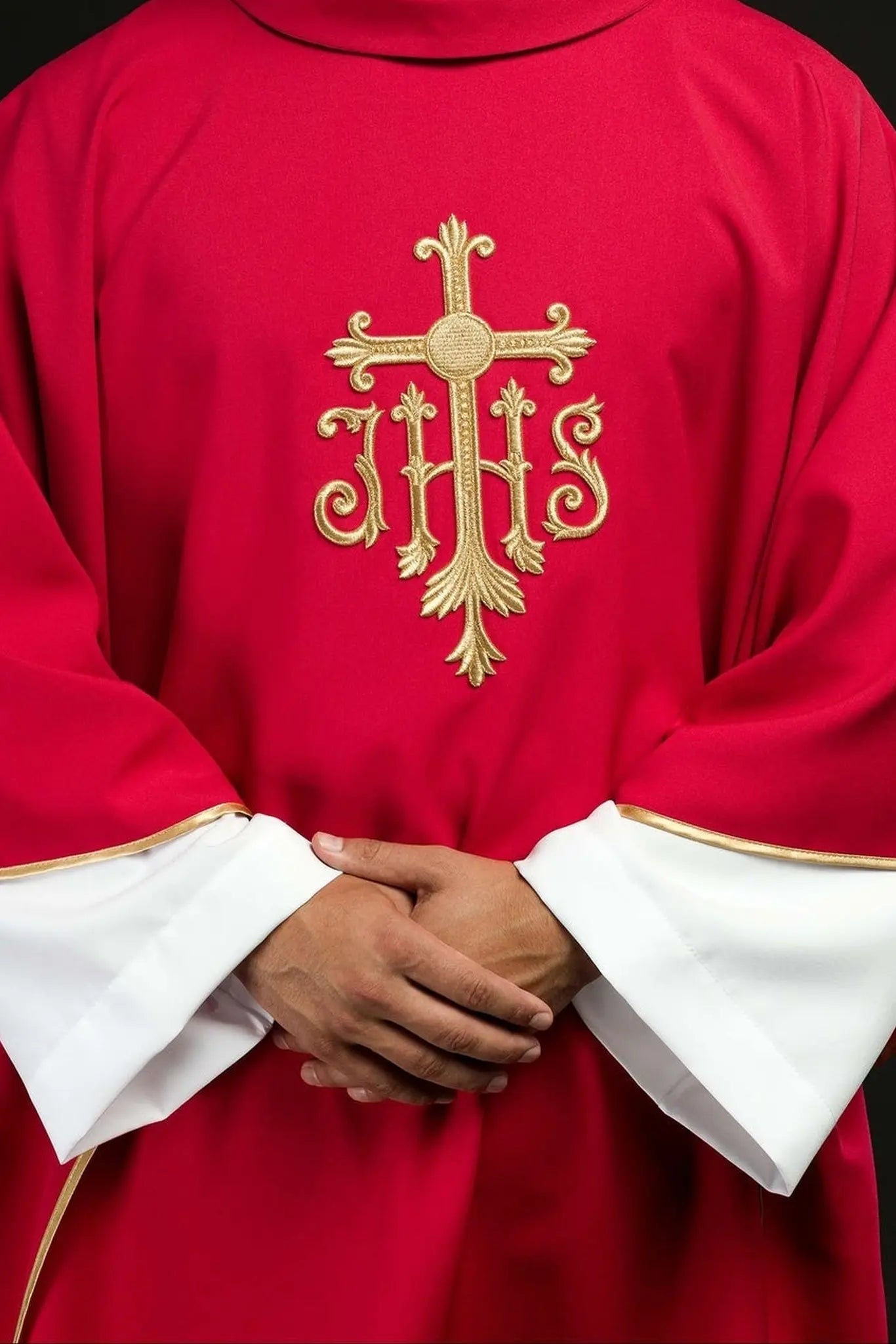Casulla roja bordada con símbolo JHS