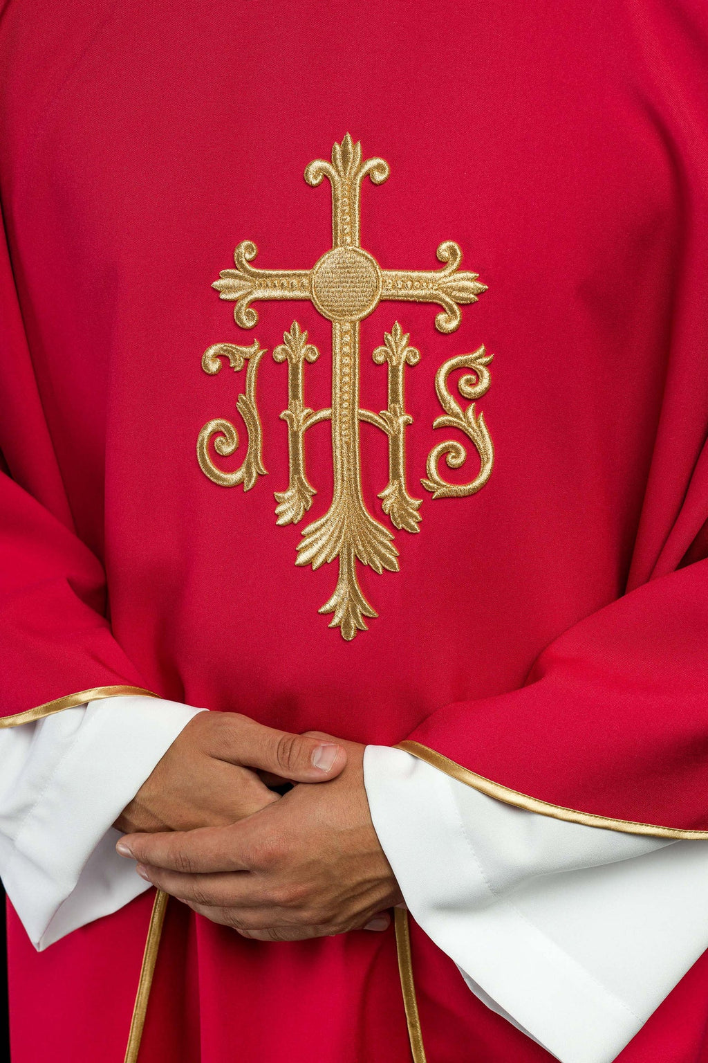 Haftowany czerwony ornat z symbolem ihs - ORNATY.PL