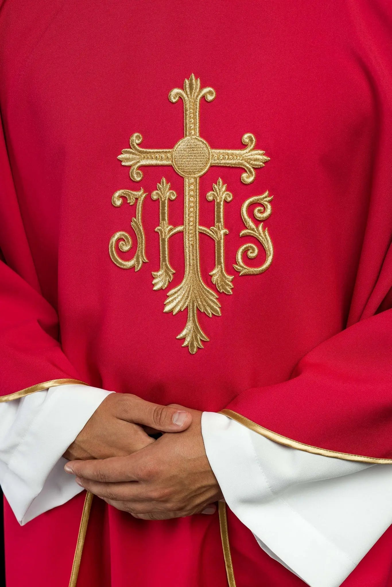 Casulla roja bordada con símbolo JHS
