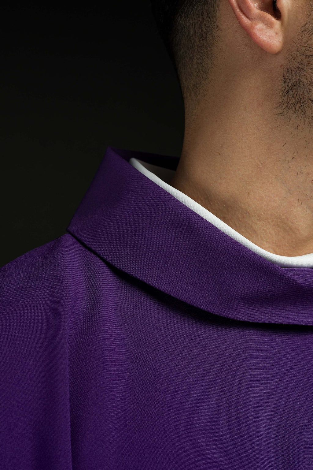 Fioletowy ornat haftowany z krzyżem i ihs - ORNATY.PL