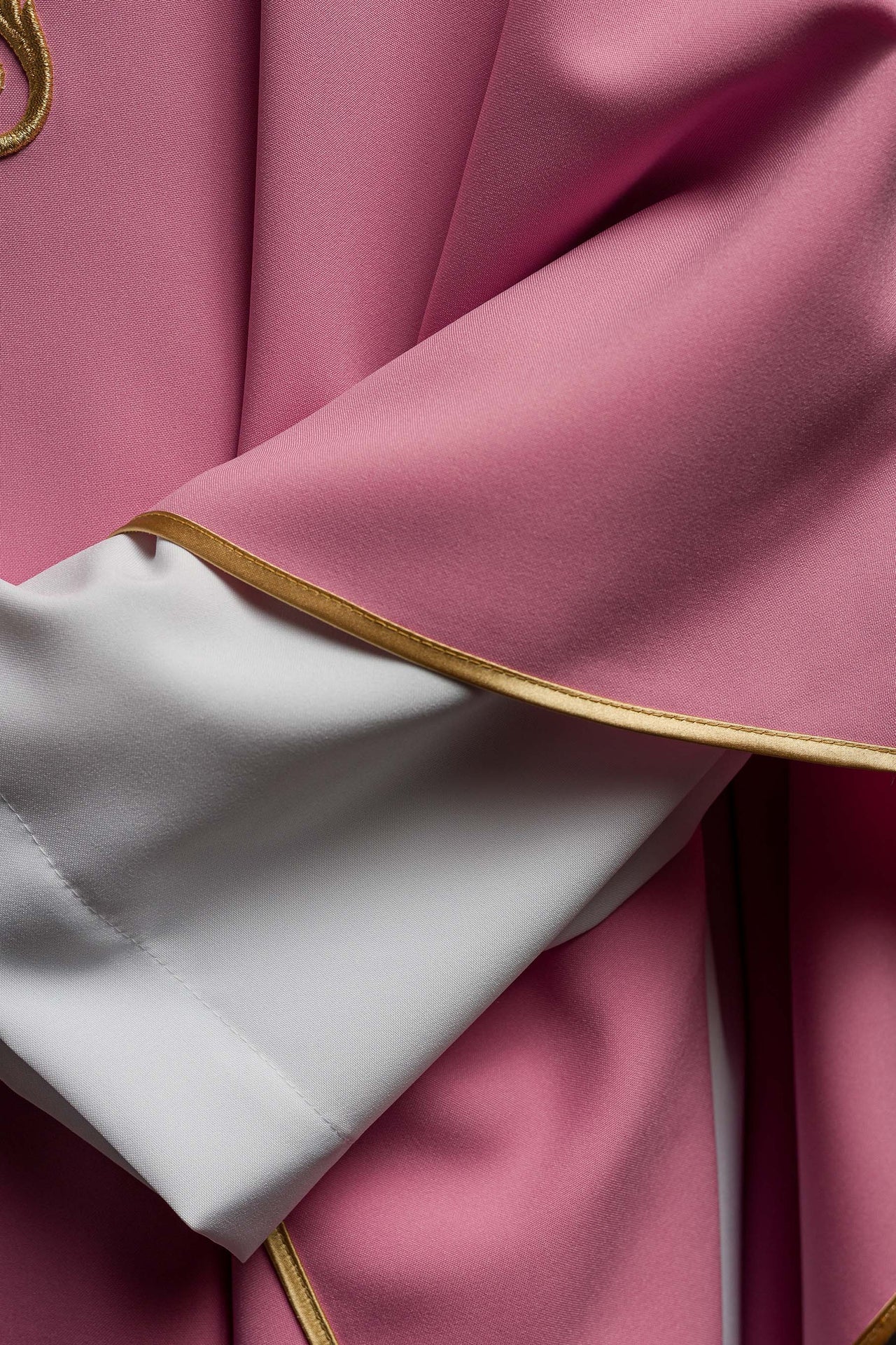 Ornat różowy z wypukłym haftem JHS - ORNATY.PL