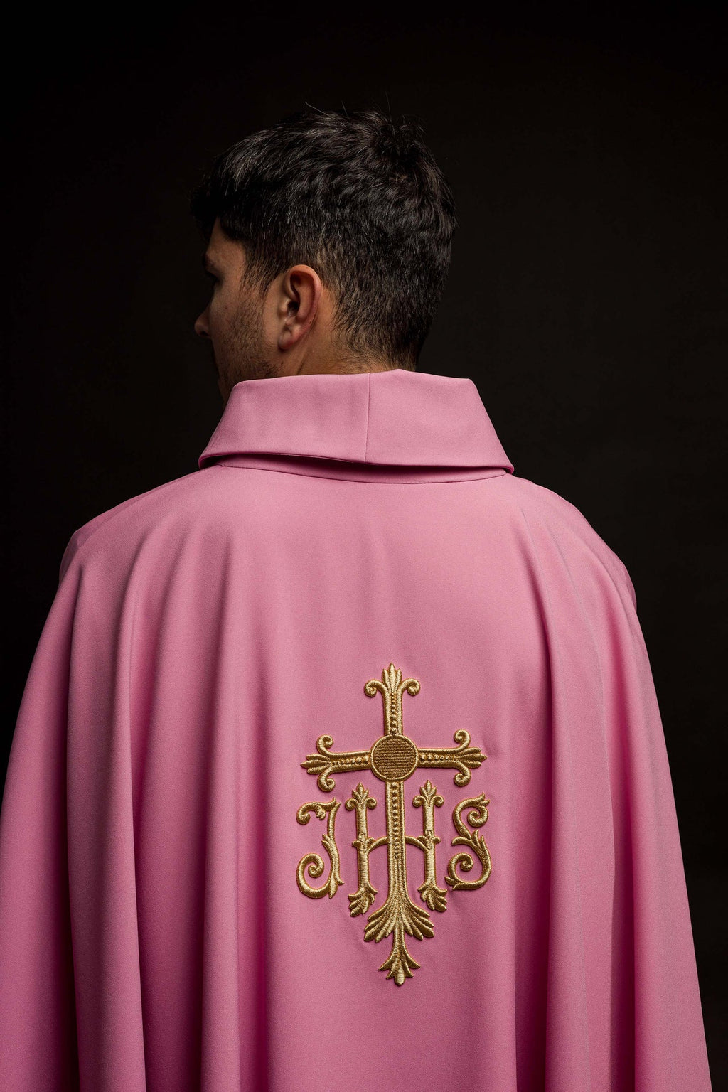 Ornat różowy z wypukłym haftem JHS - ORNATY.PL