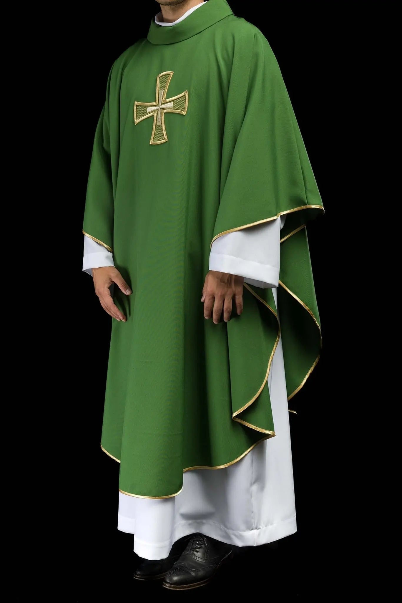 Casulla bordada verde con motivo de cruz