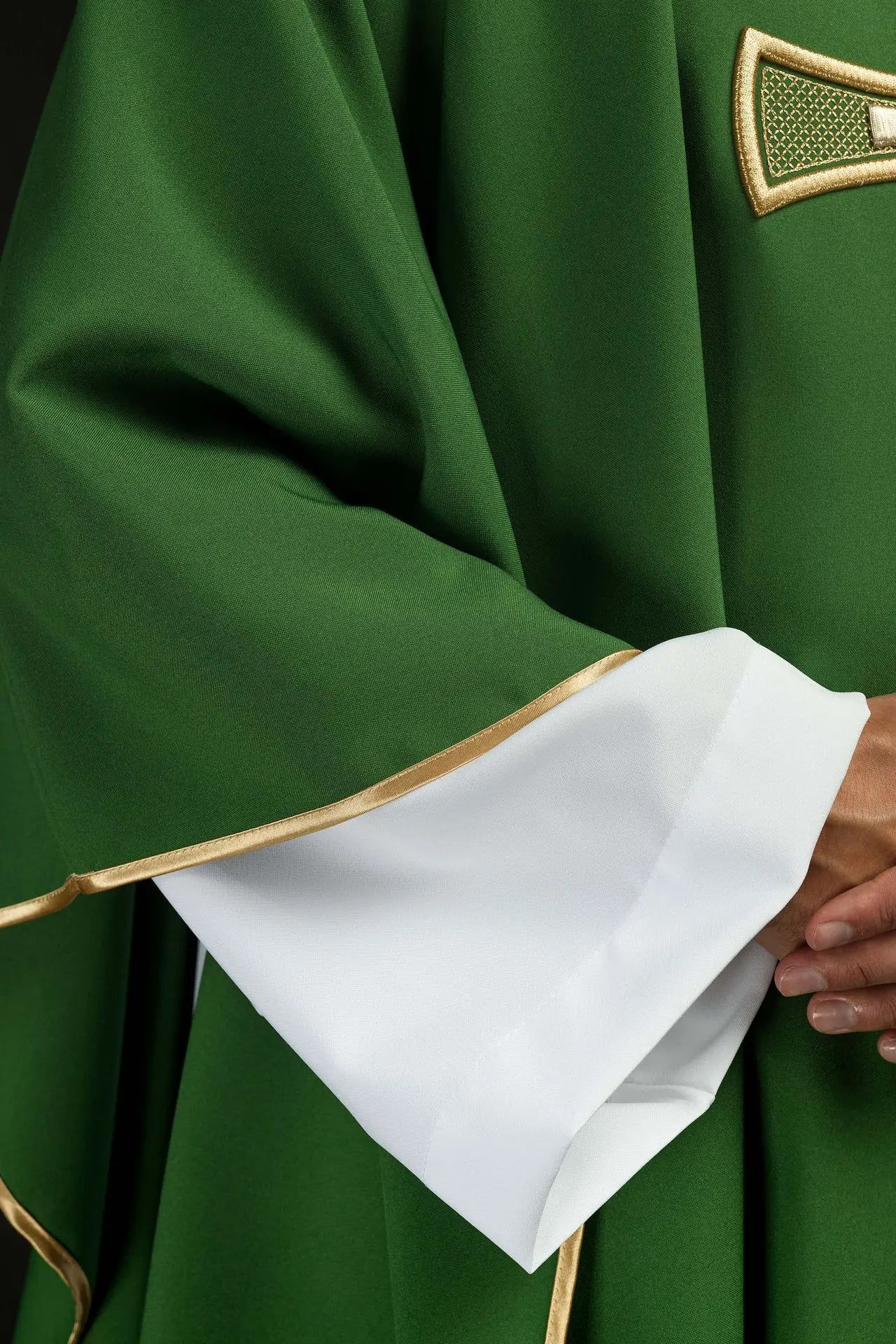 Casulla bordada verde con motivo de cruz