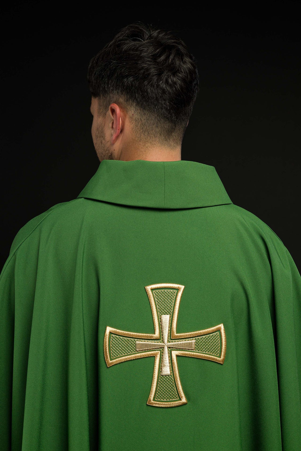Ornat haftowany Zielony z Motywem Krzyża - ORNATY.PL
