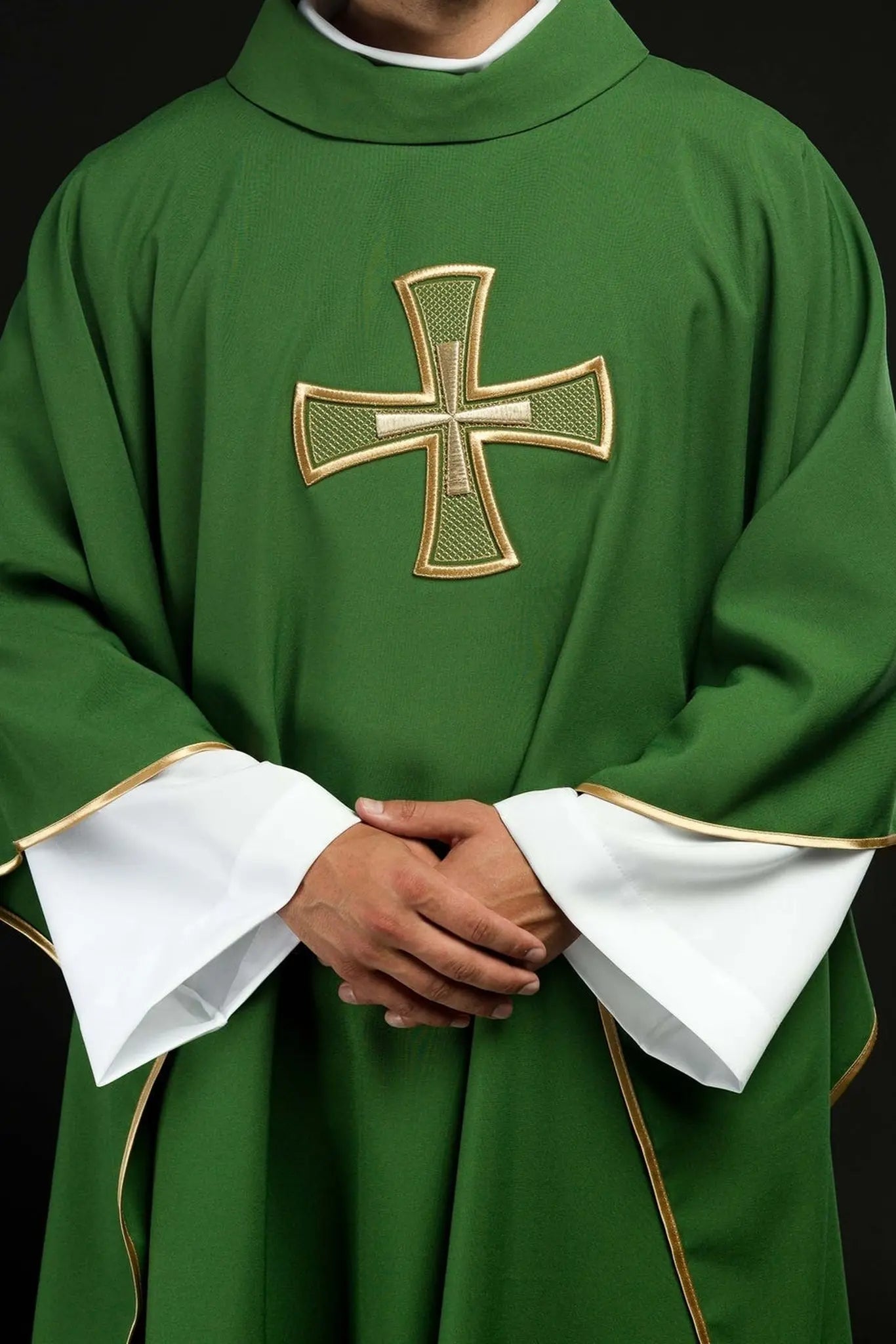 Casulla bordada verde con motivo de cruz