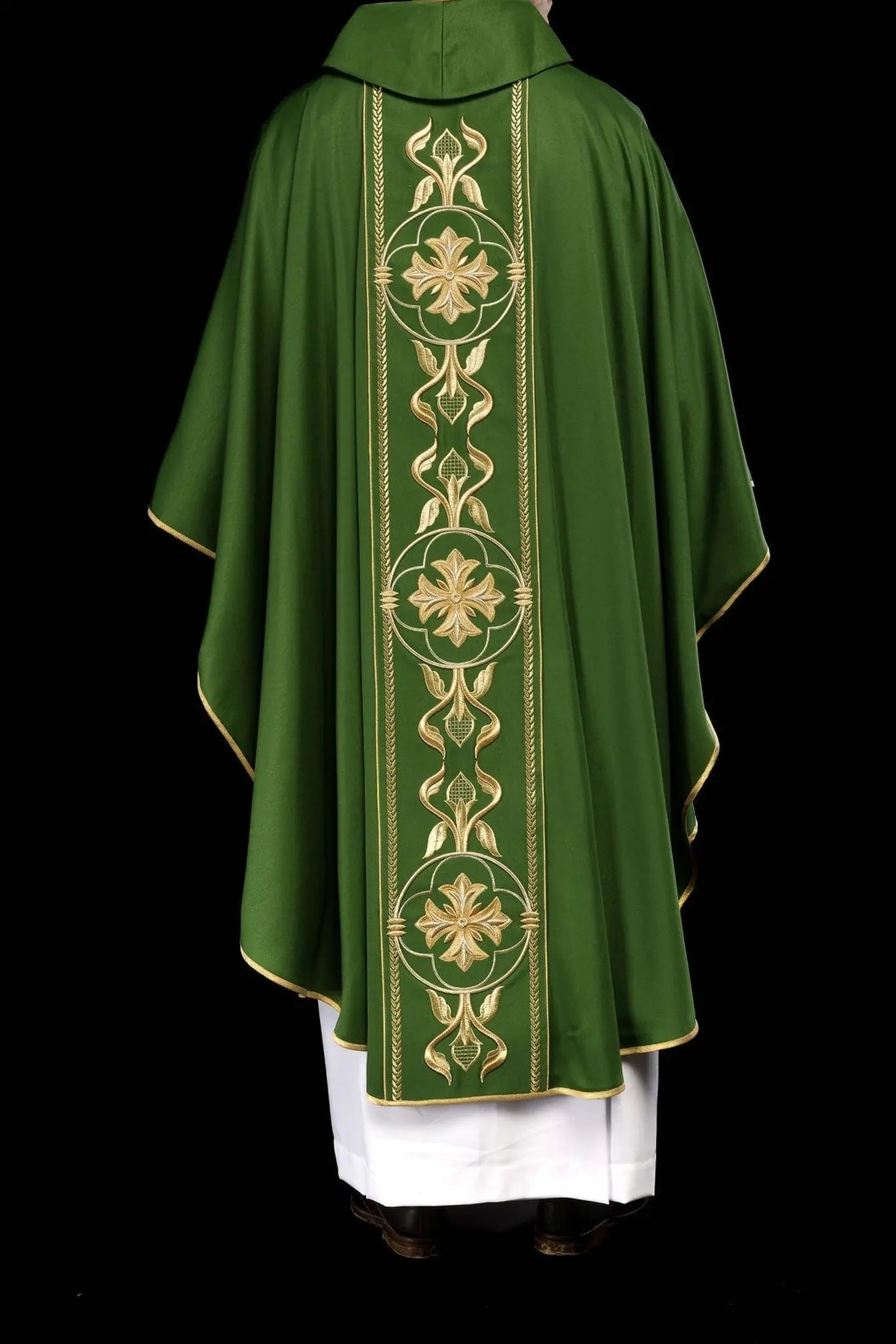 Casulla bordada verde con banda decorativa