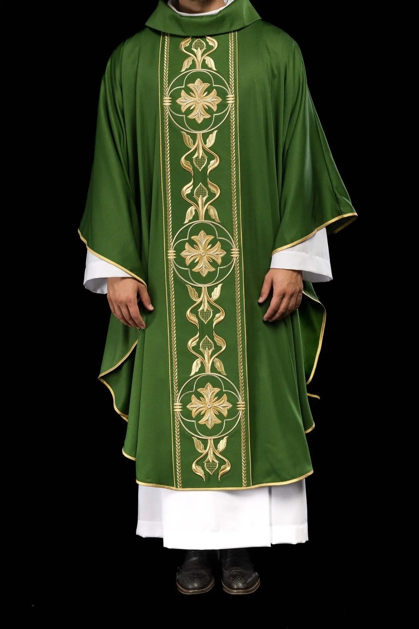 Casulla bordada verde con banda decorativa