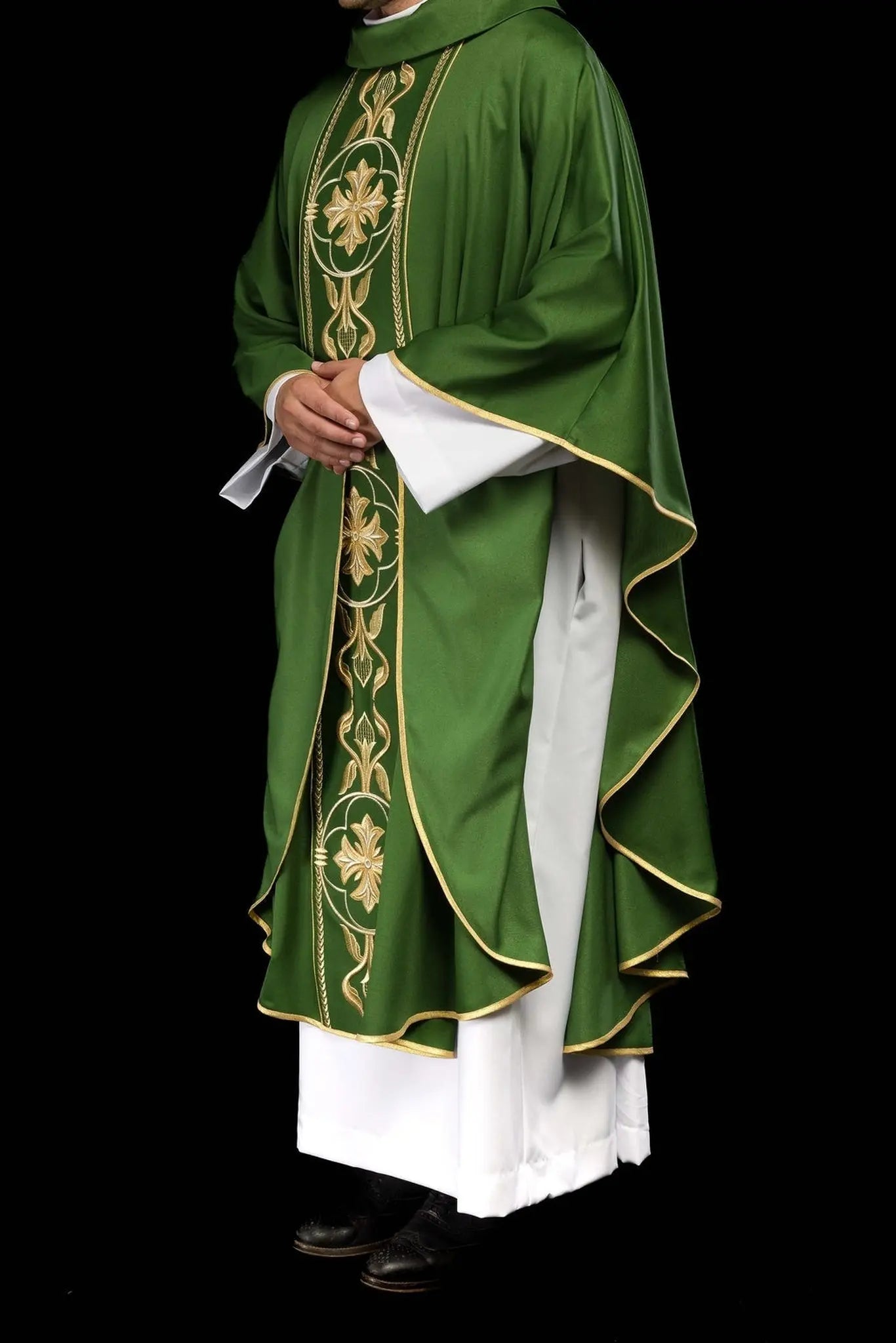 Casulla bordada verde con banda decorativa