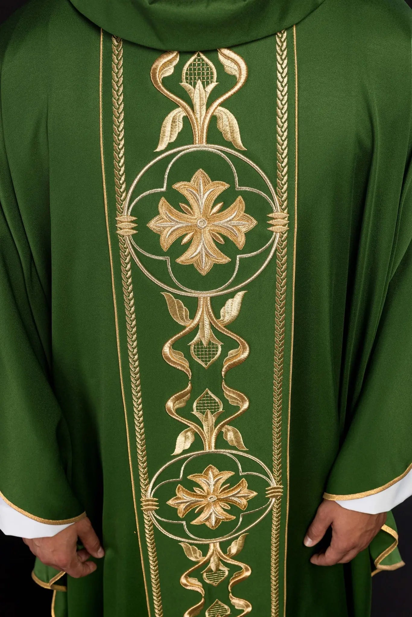 Casulla bordada verde con banda decorativa
