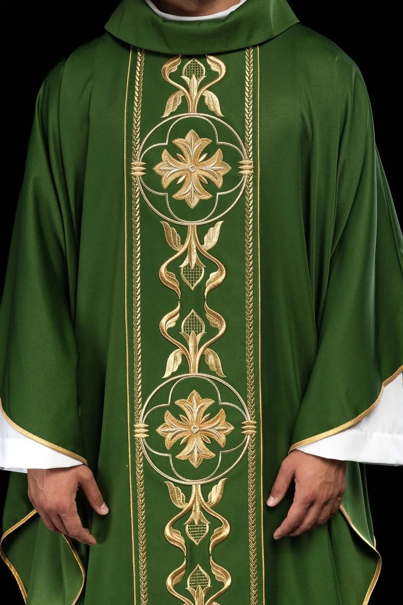 Casulla bordada verde con banda decorativa