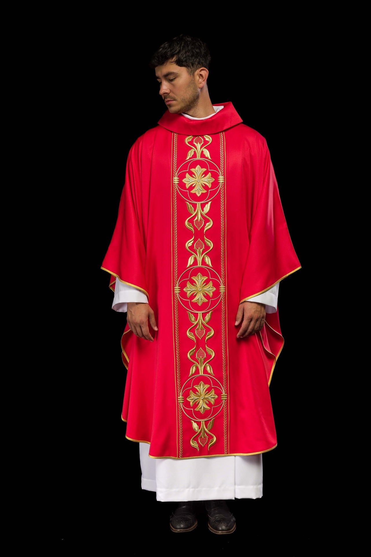 Ornat haftowany czerwony z Ozdobnym Pasem - ORNATY.PL