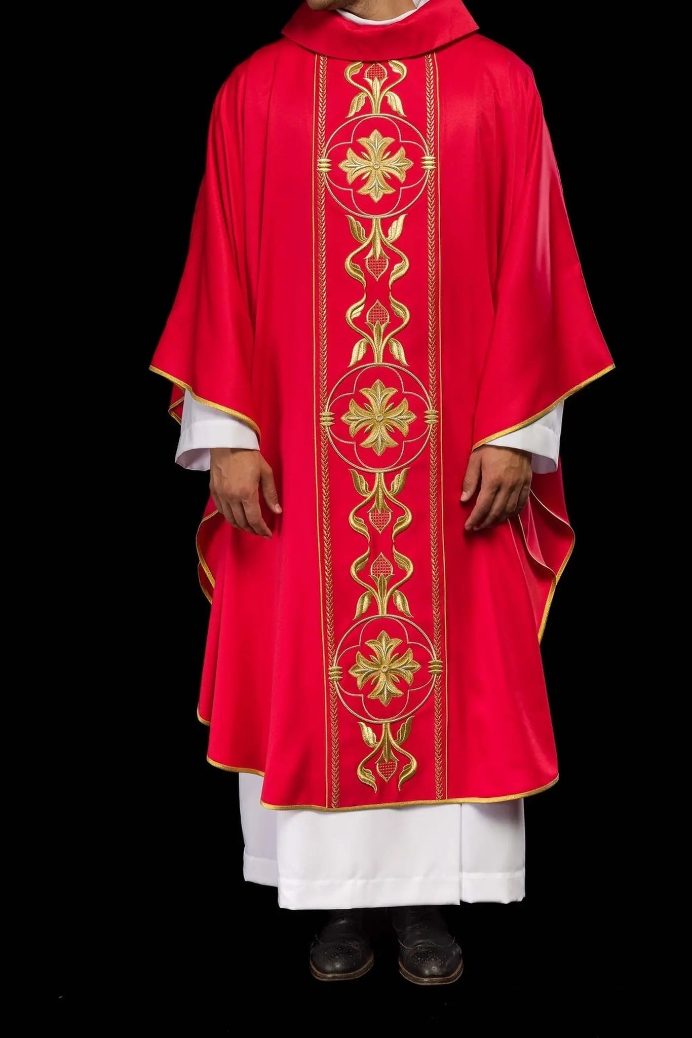 Casulla roja bordada con banda decorativa