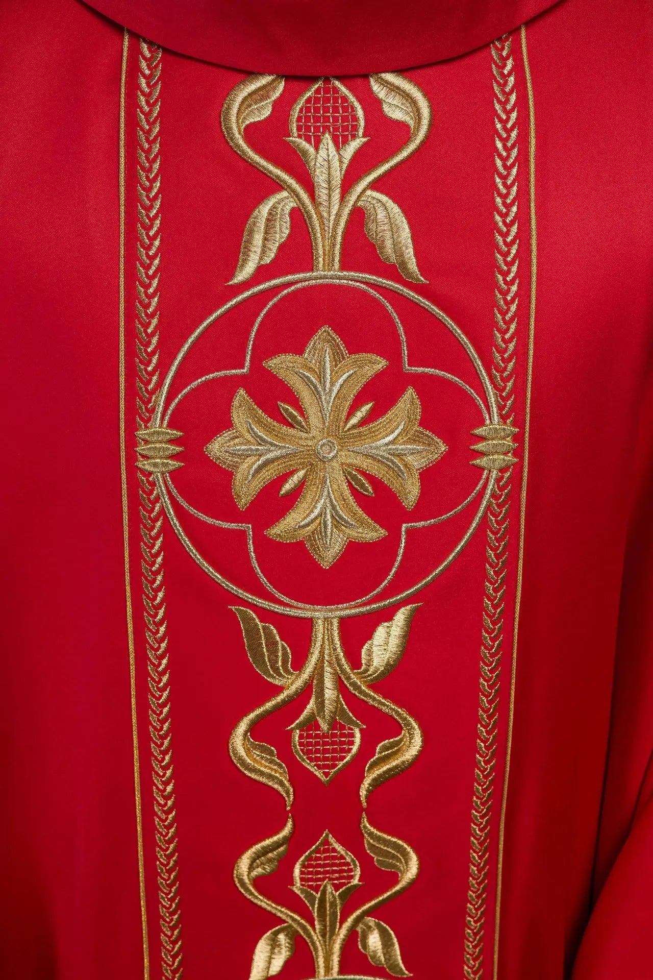 Casulla roja bordada con banda decorativa