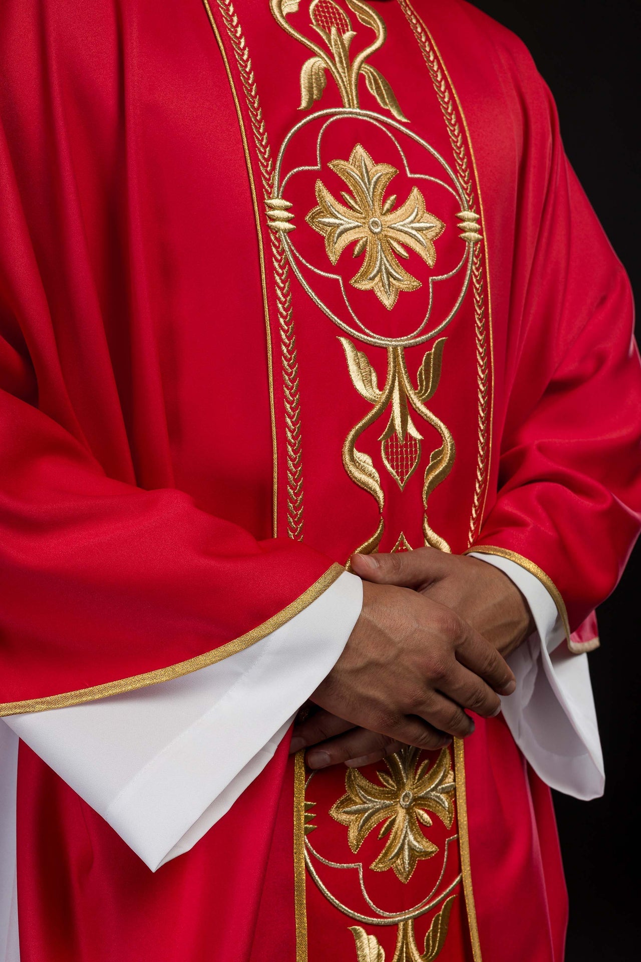 Ornat haftowany czerwony z Ozdobnym Pasem - ORNATY.PL