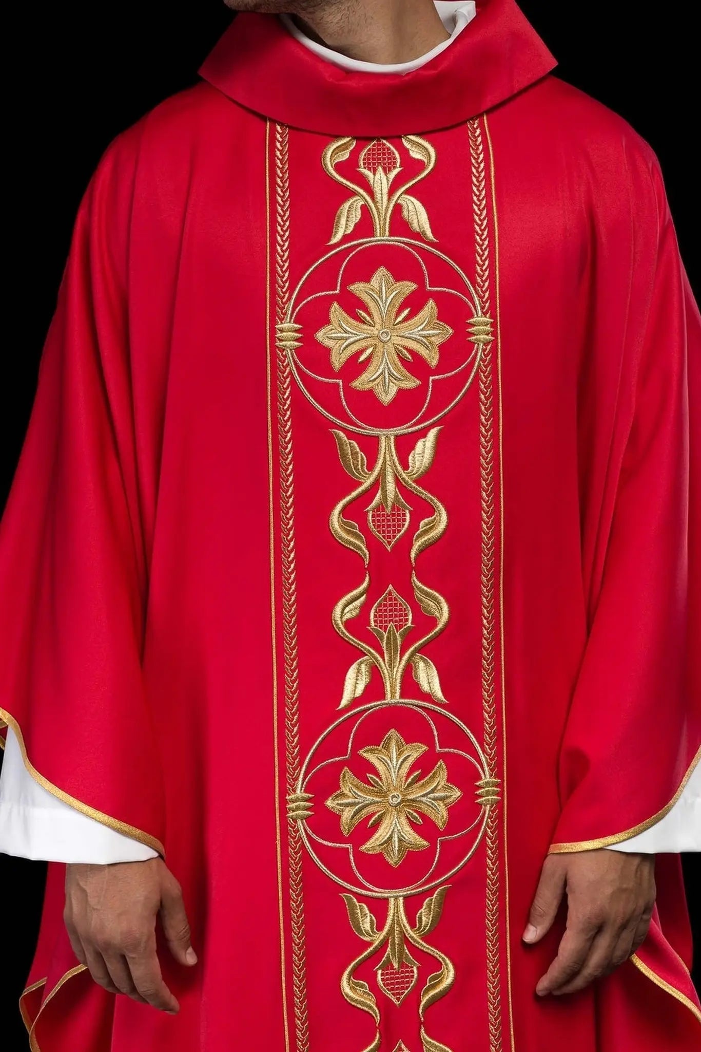 Casulla roja bordada con banda decorativa