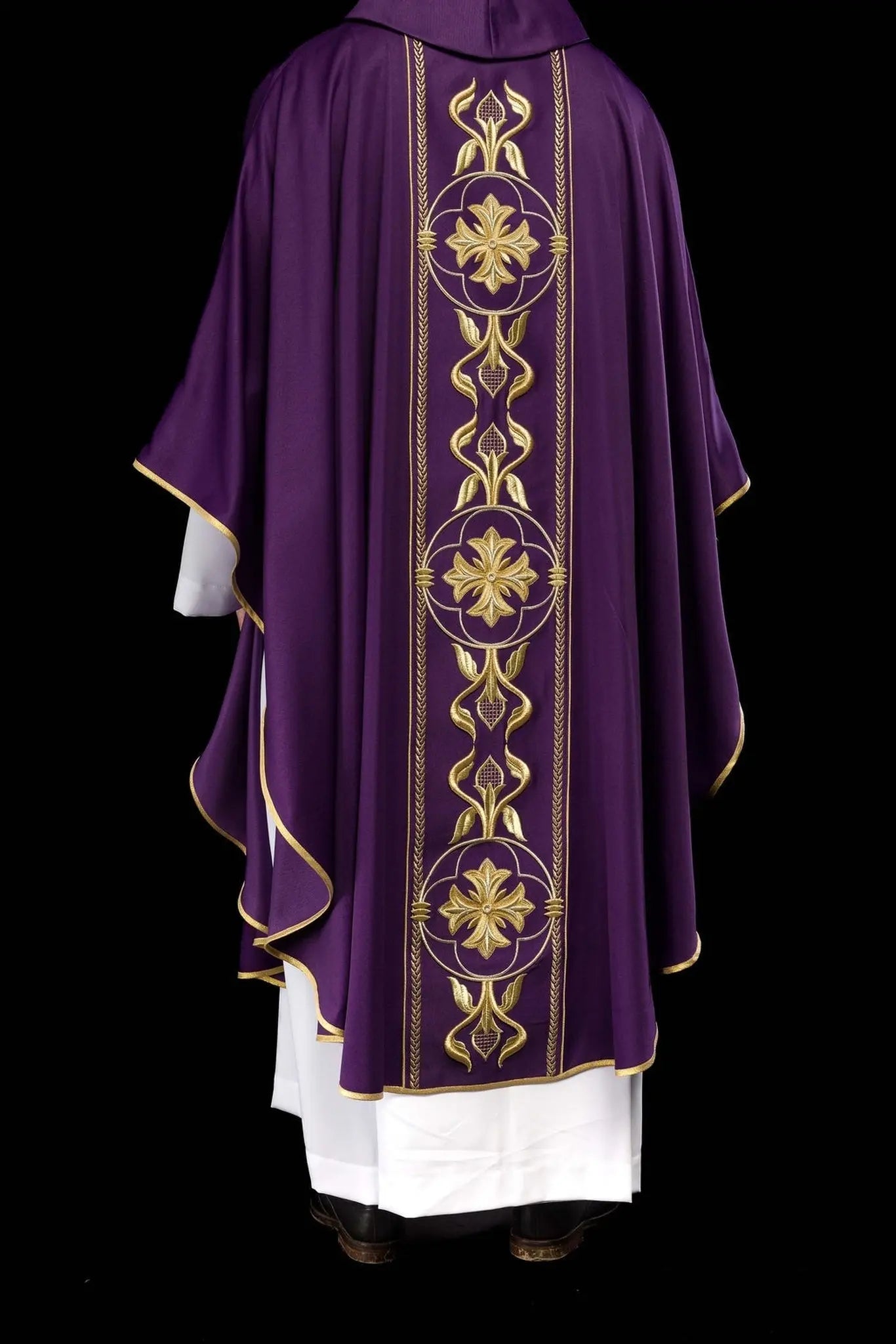 Casulla púrpura bordada con banda decorativa